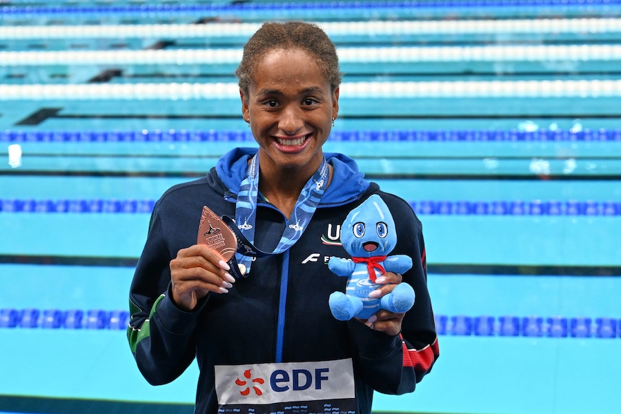 L'italiana Sara Curtis posa con la medaglia di bronzo dopo la finale dei 100 metri stile libero durante i Campionati europei di nuoto a Saint-Denis, nei pressi di Parigi, in Francia, martedì 11 agosto 2026. (AP Photo/Emma Da Silva/APS)