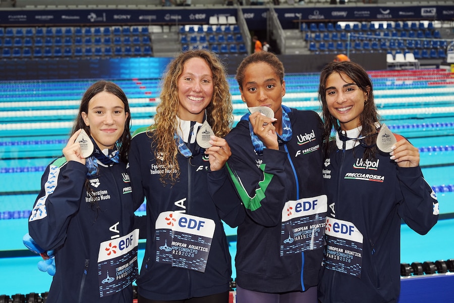 Le italiane Sara Curtis, Emma Virginia Menicucci, Chiara Tarantino e Alessandra Mao hanno conquistato la medaglia d’argento nella finale della staffetta 4x100 stile libero femminile ai Campionati europei di nuoto di Parigi 2026, Parigi, 12 agosto 2026. (LAPRESSE/Gian Mattia D’Alberto)