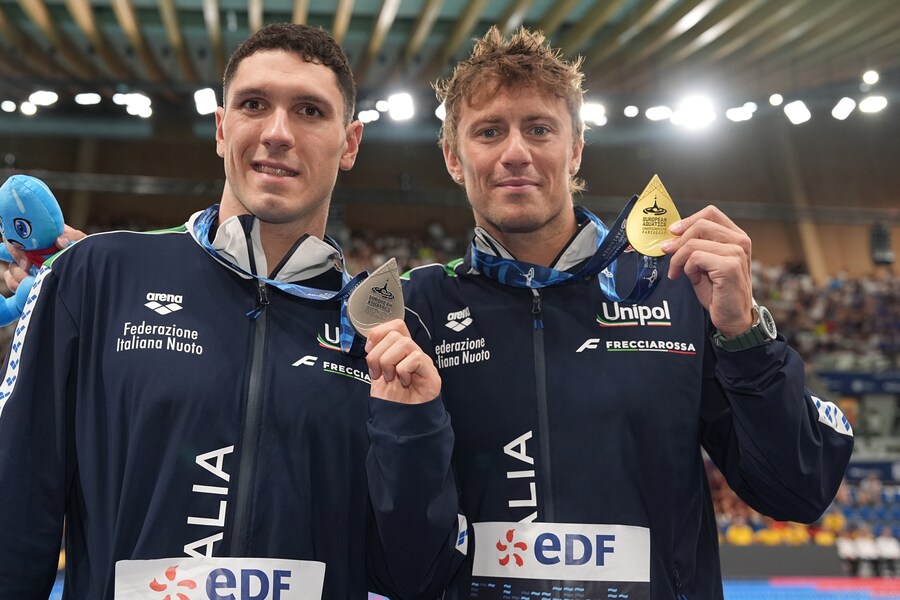 Simone Cerasuolo, medaglia d'argento, e Nicolò Martinenghi, medaglia d'oro, dall'Italia, nella finale dei 50 m rana maschili ai Campionati europei di nuoto di Parigi 2026, a Parigi, il 15 agosto 2026. (LAPRESSE/Gian Mattia D’Alberto)