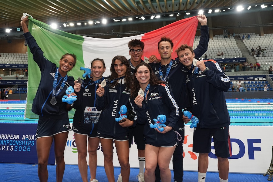 Le squadre italiane maschile e femminile conquistano la medaglia d'argento nella staffetta 4×100 m misti ai Campionati europei di nuoto di Parigi 2026, Parigi, 16 agosto 2026 (LAPRESSE/Gian Mattia D’Alberto)