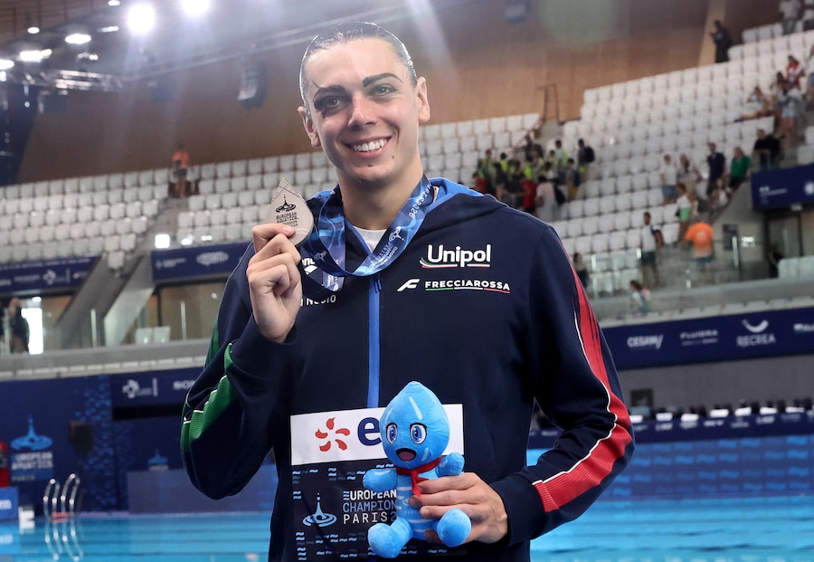 Medaglia d'argento all’italiano Filippo Pelati che posa con la sua medaglia dopo la cerimonia di premiazione della finale del programma libero individuale maschile di nuoto artistico ai Campionati europei di nuoto a Parigi, in Francia, il 3 agosto 2026. (EPA/Teresa Suarez)