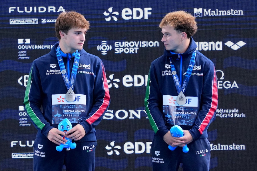 I medagliati d'argento Simone Conte e Raffaele Pelligra, festeggiano sul podio dopo la finale della piattaforma sincronizzata da 10 metri maschile nel nuoto artistico ai Campionati europei di nuoto a Parigi, in Francia, il 4 agosto 2026.