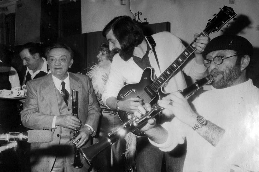 Una foto d'archivio che ritrae Lucio Dalla (a destra) con Francesco Guccini (al centro) e il mitico oste Vito (a sinistra) durante una jam-session presso l'osteria Da Vito nel quartiere "Cirenaica" a Bologna alla fine degli anni '70. (ANSA / Michele Nucci)