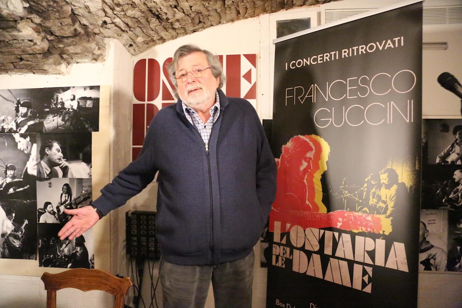 Un'immagine dell incontro stampa durante il quale Francesco Guccini ha presentato il cofanetto "Ostaria delle Dame", locale da lui fondato nel 1970 insieme a Padre Casali e rimasto chiuso per 32 anni, Bologna, 27 ottobre 2017. (ANSA/Giorgio Benvenuti)