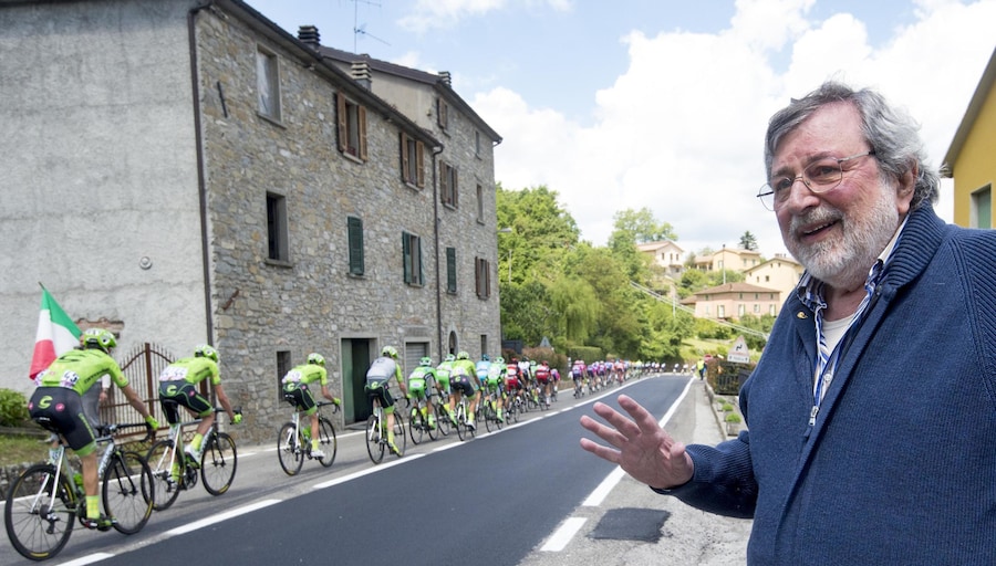 Il cantautore italiano Francesco Guccini assiste alla decima tappa del Giro d'Italia, da Campi Bisenzio a Sestola, il 17 maggio 2016. (ANSA/Claudio Peri)