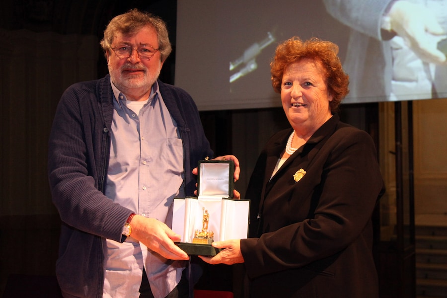 Francesco Guccini riceve dal commissario prefettizzio Anna Maria Cancellieri il 'Nettuno d'oro' - 27 settembre 2010 a Bologna. (ANSA/Giorgio Benvenuti)