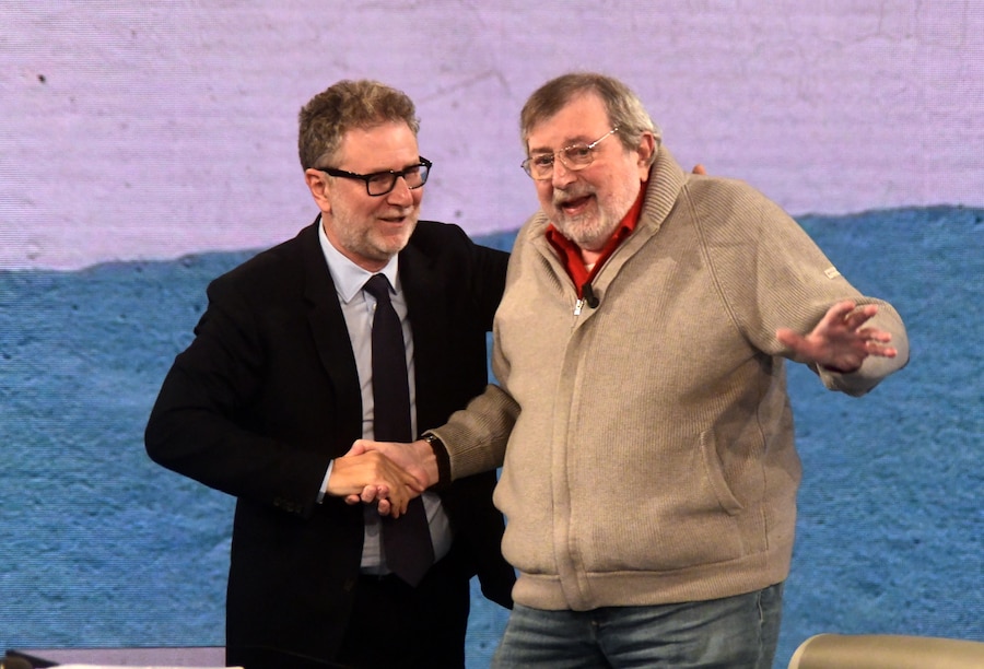 Il conduttore televisivo Fabio Fazio con il cantautore Francesco Guccini. (Imagoeconomica/foto archivio)