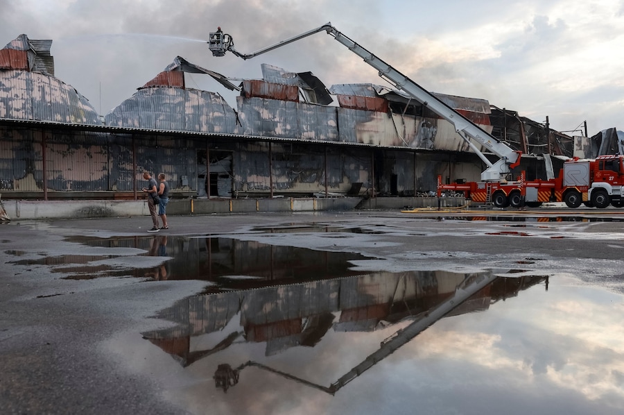 Un pompiere interviene sul luogo di un magazzino alimentare colpito da un missile russo, nel contesto dell'attacco della Russia all'Ucraina, a Kiev,. (REUTERS)
