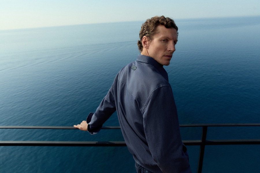 Brioni x Mytheresa Uomo. Sartoriale la camicia della capsule Riviera, presentata sulla Costiera Amalfitana