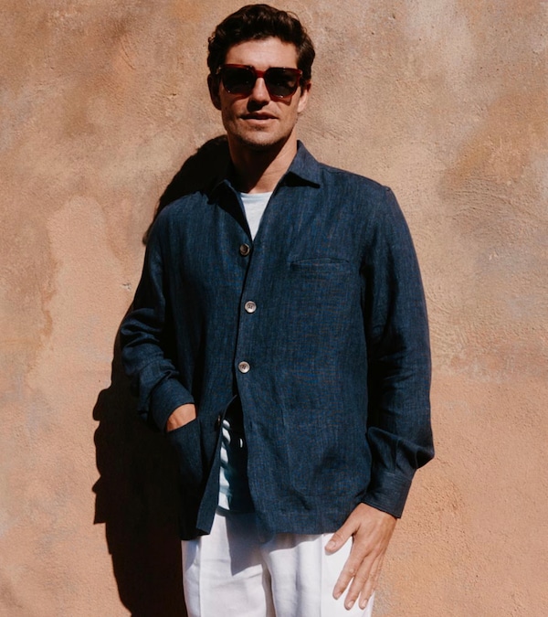 Luca Faloni. Shirt jacket in lino mélange effetto denim, con polsino e tasche applicate