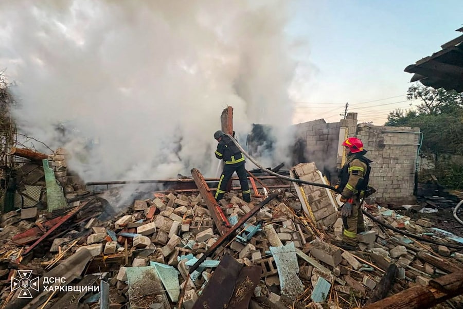I vigili del fuoco intervengono sul luogo di un'abitazione privata distrutta durante gli attacchi notturni con droni russi, nel contesto dell'offensiva russa contro l'Ucraina, nella città di Balakliia, nella regione di Kharkiv. (via REUTERS)