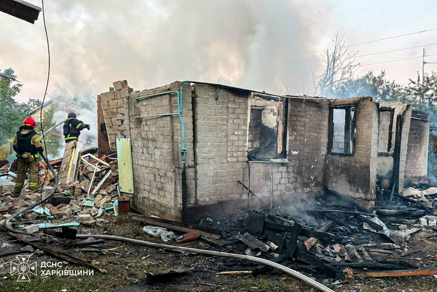 I vigili del fuoco intervengono sul luogo di un'abitazione privata distrutta durante gli attacchi notturni con droni russi, nel contesto dell'offensiva russa contro l'Ucraina, nella città di Balakliia, nella regione di Kharkiv. (via REUTERS)