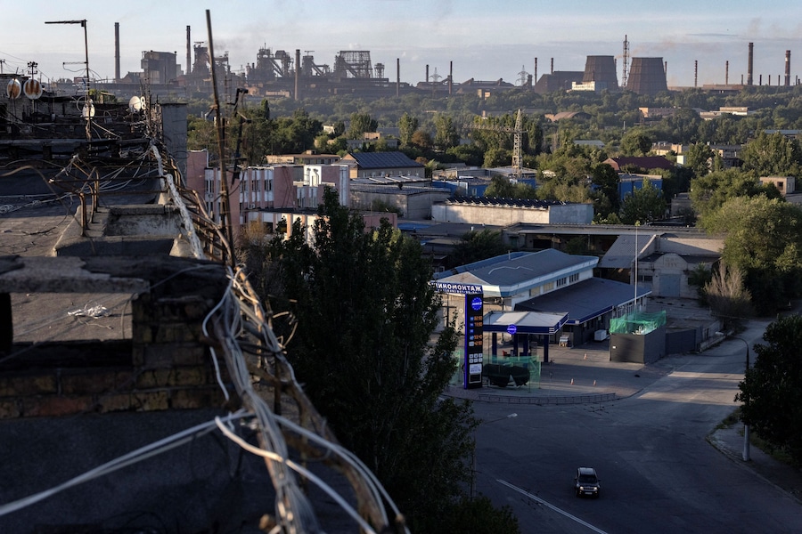 Le ciminiere si stagliano all’orizzonte, sullo sfondo dell’attacco della Russia all’Ucraina, a Zaporizhzhia. (REUTERS)