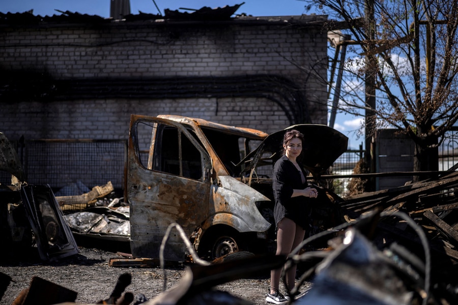 Kateryna Lahuta si trova nel cortile della sua attività di vendita di prodotti ittici, andata in fiamme durante un recente attacco russo, nel contesto dell’offensiva russa contro l’Ucraina, a Zaporizhzhia. (REUTERS)