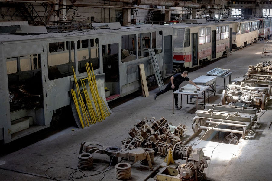 Un uomo lavora in un'officina di riparazione dei tram dell'azienda municipale dei trasporti, mentre la Russia sta attaccando l'Ucraina, a Zaporizhzhia. (REUTERS)