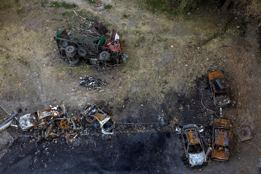 Auto bruciate, andate a fuoco durante un recente attacco russo, sono sparse in una zona residenziale, nel contesto dell’offensiva russa contro l’Ucraina, a Zaporizhzhia. (REUTERS)