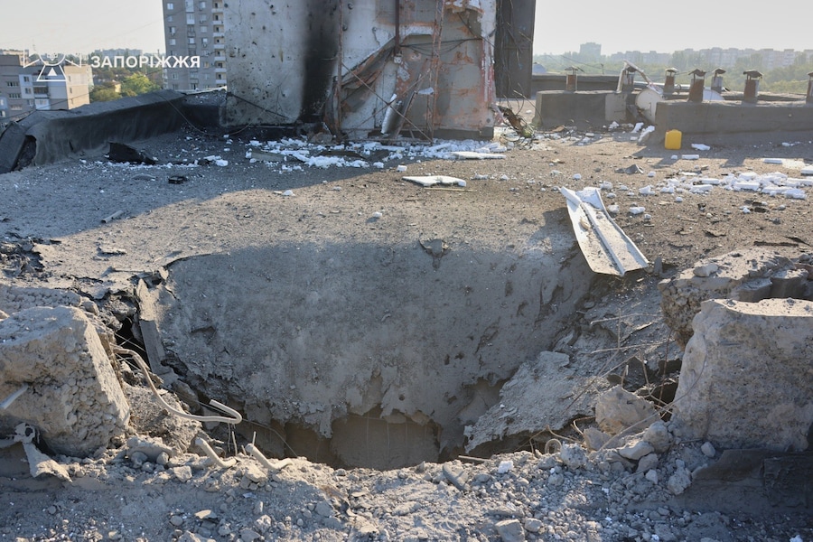 In questa foto fornita dal Servizio di emergenza ucraino, un edificio residenziale risulta danneggiato a seguito di un attacco aereo russo a Zaporizhzhia. (APN)