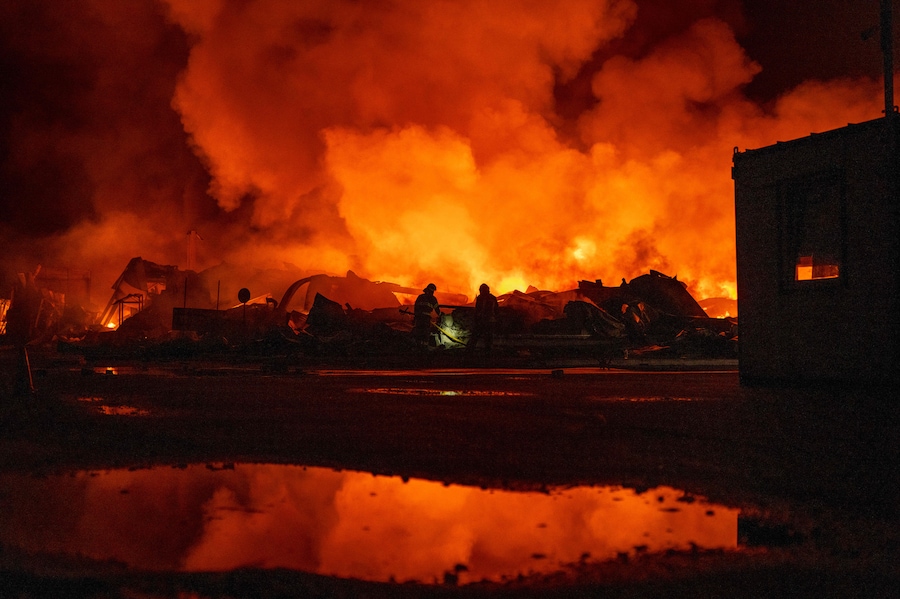 I vigili del fuoco hanno spento un incendio dopo che alcuni missili russi hanno colpito un magazzino a Kiev. (APN)