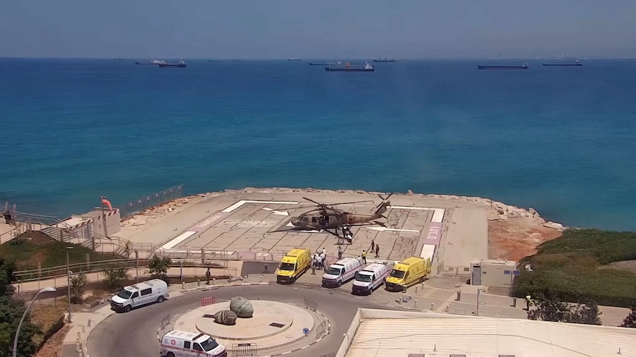 Alcune persone trasportano un ferito israeliano su un'ambulanza, mentre i feriti sono stati trasportati in elicottero dopo essere rimasti feriti in un'esplosione in Libano, ad Haifa, in Israele, il 5 agosto 2026. Rambam Health Care Campus/Foto fornita tramite REUTERS (via REUTERS)