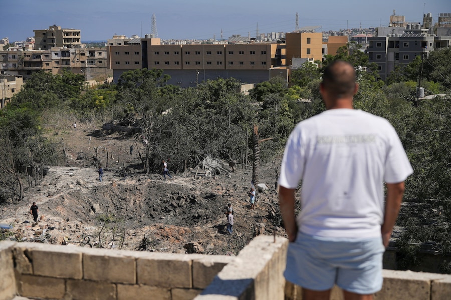 Un uomo osserva un luogo colpito dai raid israeliani avvenuti nelle prime ore di giovedì, secondo quanto riportato dall’agenzia di stampa statale libanese NNA, a Burj al-Shamali, nel sud del Libano, il 6 agosto 2026. REUTERS/Stringer (REUTERS)