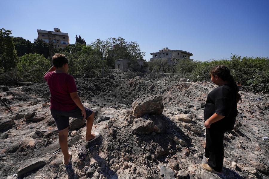 Dei bambini osservano un luogo colpito dai bombardamenti israeliani avvenuti nelle prime ore di giovedì, secondo quanto riportato dall’agenzia di stampa statale libanese NNA, a Burj al-Shamali, nel sud del Libano, il 6 agosto 2026. REUTERS/Stringer (REUTERS)