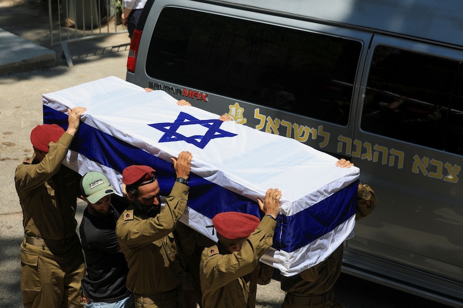 I soldati trasportano la bara del maggiore Harel Birenstock, soldato di riserva israeliano rimasto ucciso in un’esplosione nel Libano meridionale, secondo quanto riferito dall’esercito israeliano, durante il suo funerale al cimitero militare del Monte Herzl a Gerusalemme, il 6 agosto 2026. REUTERS/Ronen Zvulun (REUTERS)