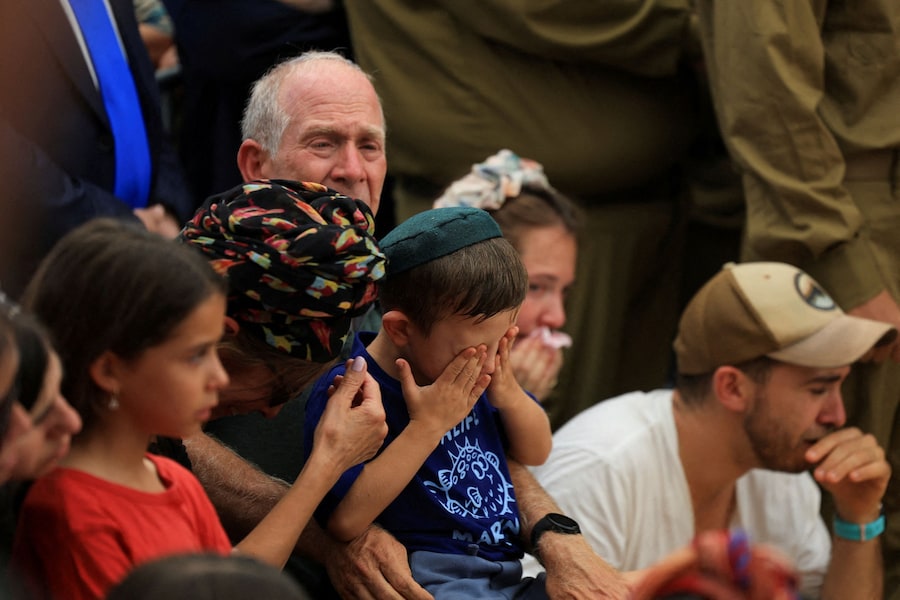 Il figlio del maggiore Harel Birenstock, soldato di riserva israeliano rimasto ucciso in un’esplosione nel Libano meridionale, secondo quanto riferito dall’esercito israeliano, reagisce durante il funerale del padre al cimitero militare del Monte Herzl a Gerusalemme, il 6 agosto 2026. REUTERS/Ronen Zvulun (REUTERS)