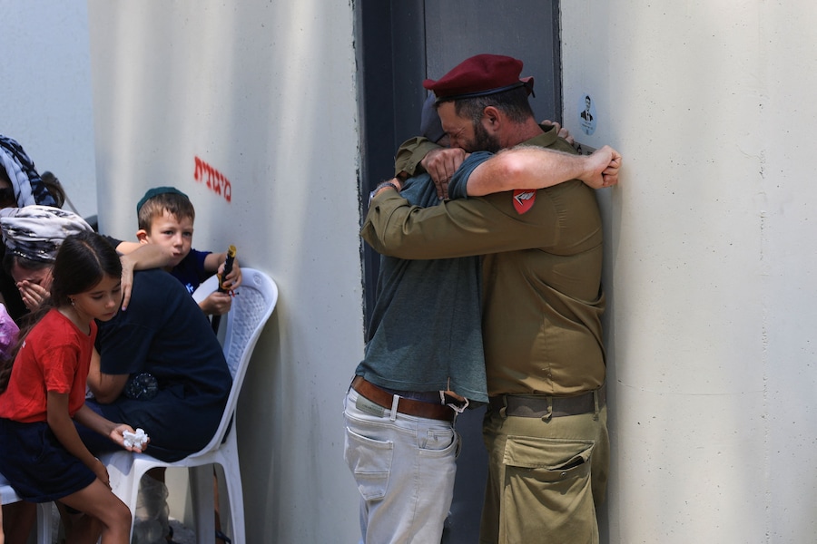 I partecipanti al funerale reagiscono durante la cerimonia funebre del maggiore Harel Birenstock, soldato di riserva israeliano rimasto ucciso in un’esplosione nel Libano meridionale, secondo quanto riferito dall’esercito israeliano, al Cimitero Militare del Monte Herzl a Gerusalemme, il 6 agosto 2026. REUTERS/Ronen Zvulun (REUTERS)