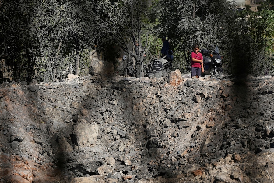 Cittadini e giornalisti si trovano sul luogo colpito dagli attacchi israeliani avvenuti nelle prime ore di giovedì, secondo quanto riportato dall’agenzia di stampa statale libanese NNA, a Burj al-Shamali, nel sud del Libano, il 6 agosto 2026. REUTERS/Stringer (REUTERS)