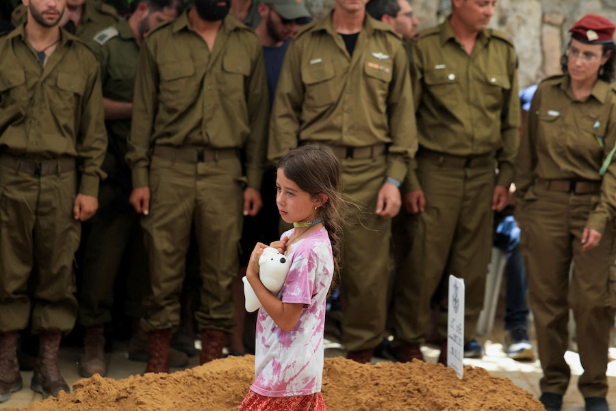La figlia del maggiore Harel Birenstock, soldato di riserva israeliano rimasto ucciso in un’esplosione nel Libano meridionale, secondo quanto riferito dall’esercito israeliano, partecipa al funerale del padre al cimitero militare del Monte Herzl a Gerusalemme, il 6 agosto 2026. REUTERS/Ronen Zvulun (REUTERS)