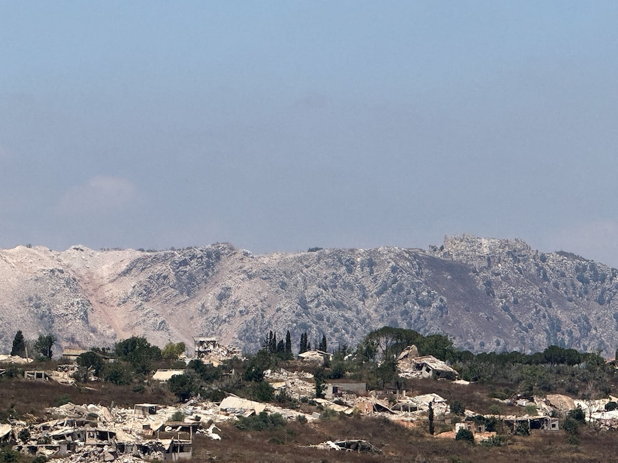 Strutture distrutte nel Libano meridionale, viste dal lato israeliano del confine tra Israele e Libano, nel nord di Israele, il 6 agosto 2026. Foto scattata con un cellulare. REUTERS/Avi Ohayon (REUTERS)