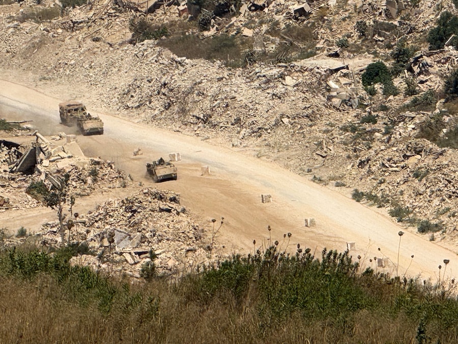 Veicoli israeliani percorrono una strada nel Libano meridionale, come si vede dal lato israeliano del confine tra Israele e Libano, nel nord di Israele, il 6 agosto 2026. Foto scattata con un cellulare. REUTERS/Avi Ohayon (REUTERS)