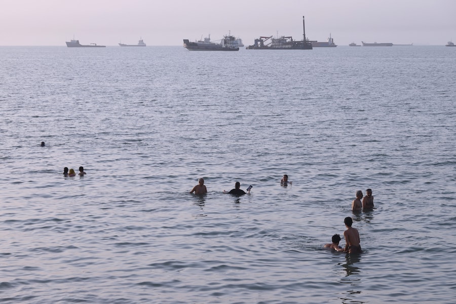 I residenti fanno il bagno mentre navi mercantili e commerciali sono ancorate nello Stretto di Ormuz al largo di Bandar Abbas, in Iran, giovedì 6 agosto 2026. (Amirhosein Khorgooi/ISNA via AP) (APN)