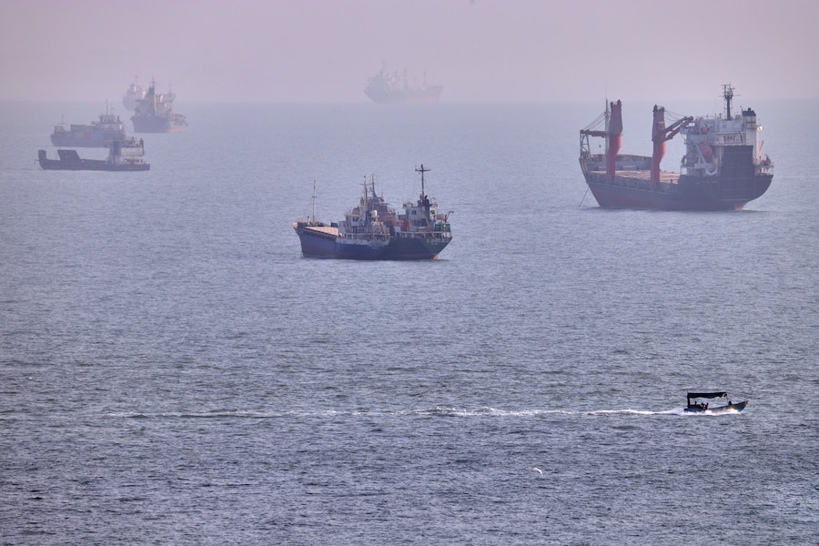 Una piccola imbarcazione naviga tra navi da carico e altre imbarcazioni commerciali ancorate nello Stretto di Ormuz al largo di Bandar Abbas, in Iran, mercoledì 5 agosto 2026. (Amirhosein Khorgooi/ISNA via AP) (APN)