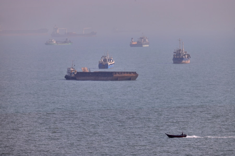 Una piccola imbarcazione naviga tra navi da carico e altre imbarcazioni commerciali ancorate nello Stretto di Ormuz al largo di Bandar Abbas, in Iran, mercoledì 5 agosto 2026. (Amirhosein Khorgooi/ISNA via AP) (APN)