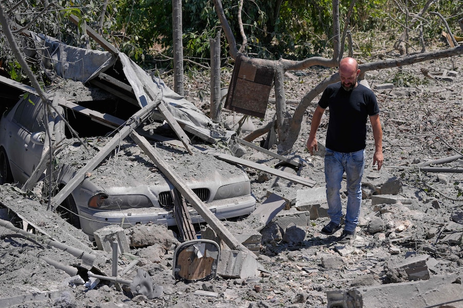 Un uomo ispeziona il luogo in cui sorgeva una casa distrutta, colpita da un attacco aereo israeliano nel villaggio di Burj al-Shamali, nel Libano meridionale, giovedì 6 agosto 2026. (AP Photo/Mohammed Zaatari) (APN)