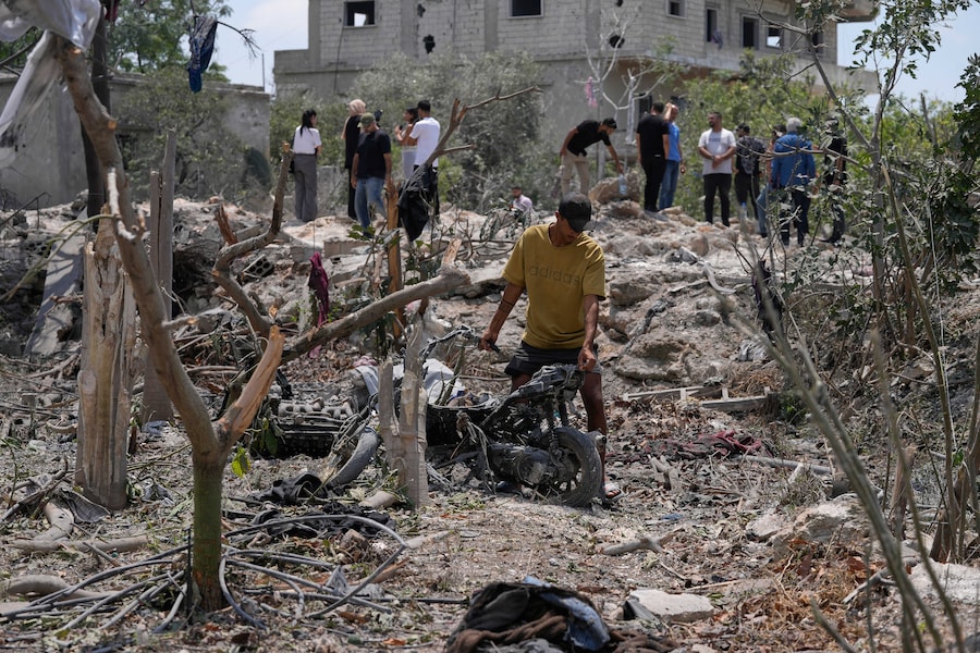 Un uomo recupera uno scooter danneggiato dalle macerie di una casa distrutta, colpita da un attacco aereo israeliano nel villaggio di Burj al-Shamali, nel sud del Libano, giovedì 6 agosto 2026. (AP Photo/Mohammed Zaatari) (APN)