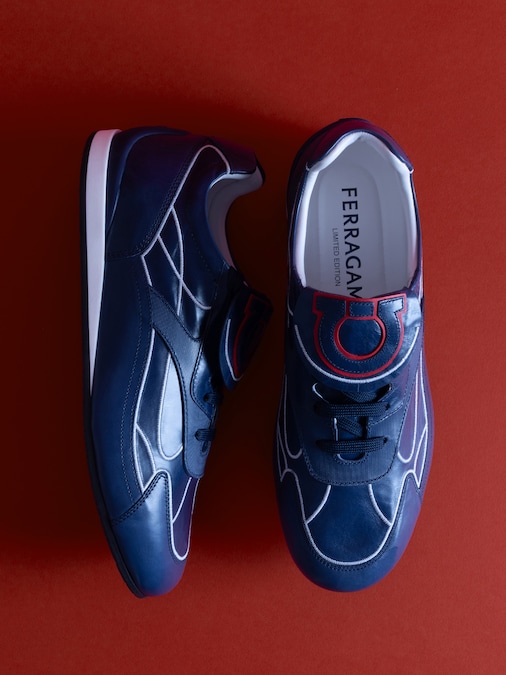 Ferragamo. Sneaker in pelle di vitello blu intenso con dettaglio Gancini e impunture a contrasto, capsule Citymatch