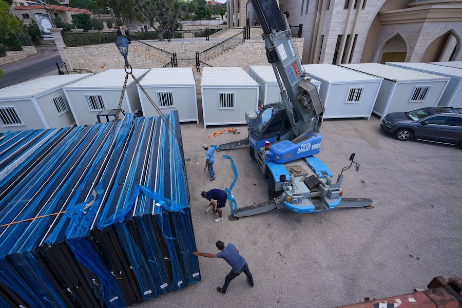Venerdì 7 agosto 2026, nel villaggio di Zawtar al-Gharbieh, nel Libano meridionale, alcuni operai utilizzano una gru per montare case prefabbricate destinate ai residenti le cui abitazioni sono state distrutte durante la guerra tra Israele e Hezbollah. (Foto AP/Mohammed Zaatari) (APN)
