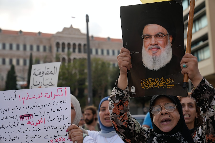 Un manifestante grida slogan mentre tiene in mano un ritratto del defunto leader di Hezbollah Hassan Nasrallah durante una manifestazione di protesta, sullo sfondo dei colloqui tra Libano e Israele e della normalizzazione delle relazioni, a Beirut, in Libano, venerdì 7 agosto 2026. (AP Photo/Hussein Malla) (APN)