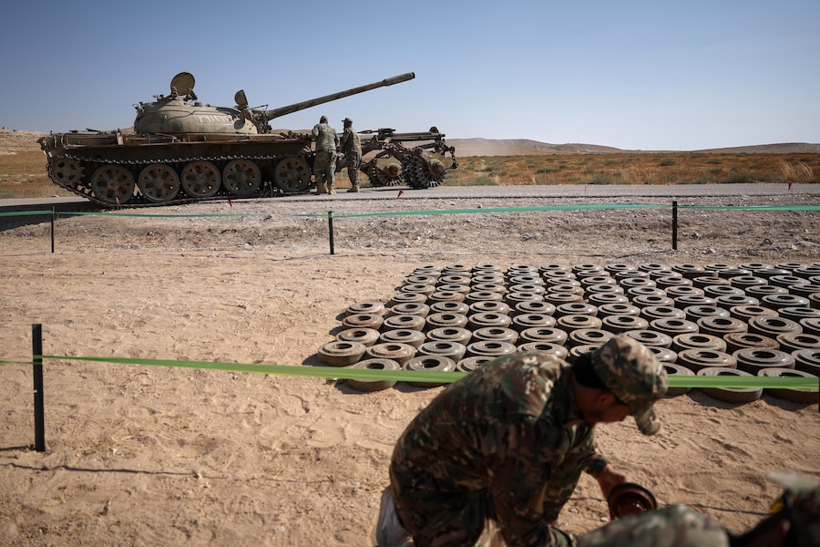 I membri di una squadra di genieri dell’esercito siriano preparano un veicolo per lo sminamento nei pressi di mine terrestri raccolte per essere distrutte durante un’operazione di bonifica dei campi minati lasciati sul posto durante la guerra a Qara, nella campagna di Damasco, in Siria, venerdì 7 agosto 2026. (AP Photo/Ghaith Alsayed) (APN)