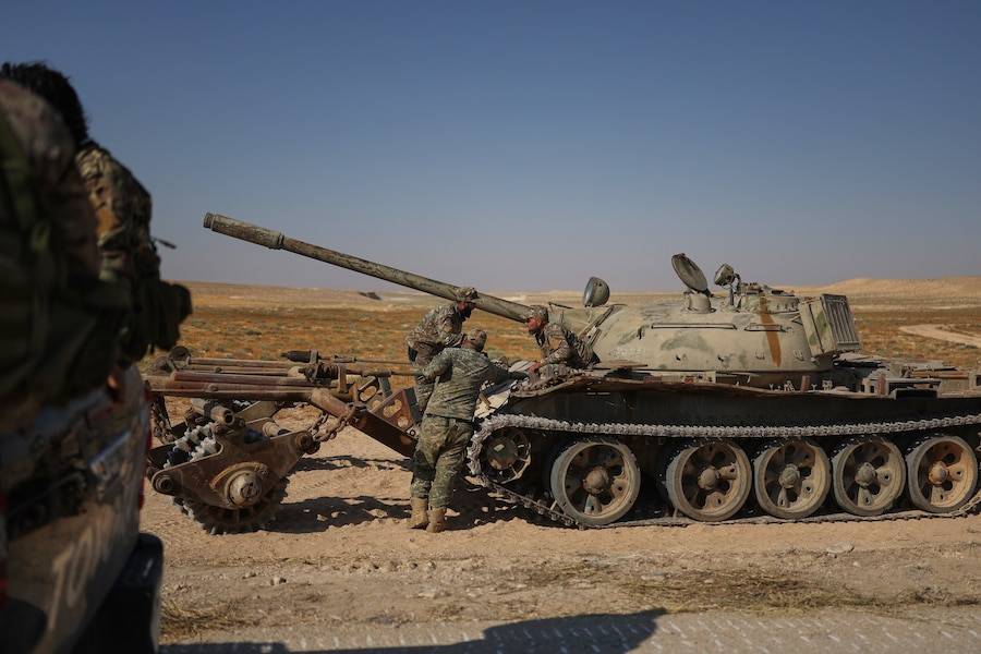 I membri di una squadra di genieri dell'esercito siriano preparano un veicolo per lo sminamento mentre conducono un'operazione volta a bonificare i campi minati e a distruggere le mine abbandonate durante la guerra a Qara, nella campagna di Damasco, in Siria, venerdì 7 agosto 2026. (AP Photo/Ghaith Alsayed) (APN)