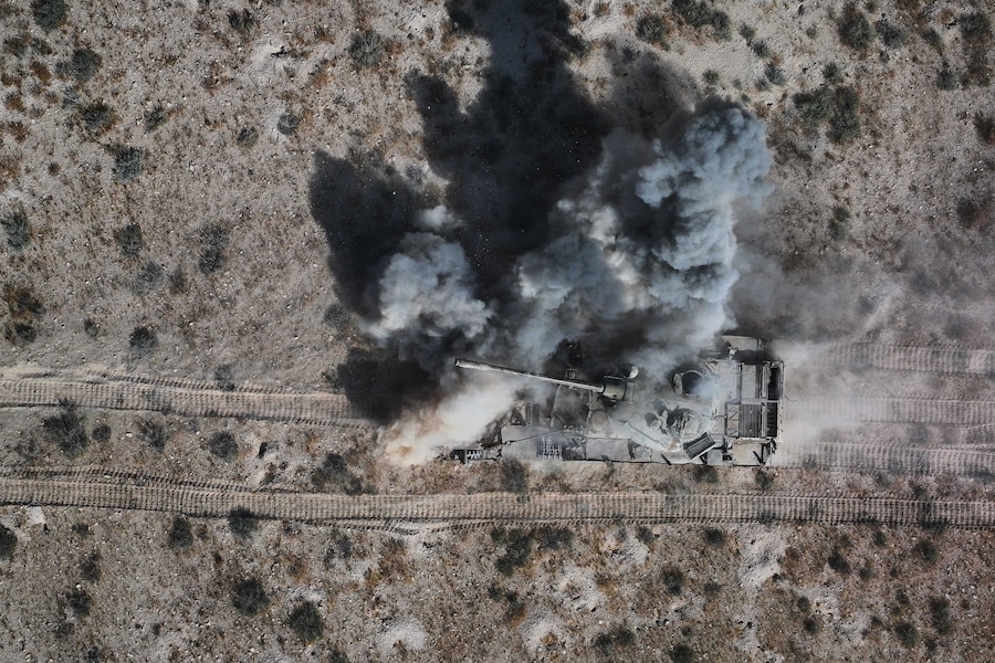 Un veicolo sminatore dell’esercito siriano fa esplodere delle mine antiuomo mentre attraversa un campo minato nel corso di un’operazione volta a rimuovere le mine rimaste sul posto dopo la guerra a Qara, nella campagna di Damasco, in Siria, venerdì 7 agosto 2026. (AP Photo/Ghaith Alsayed) (APS)