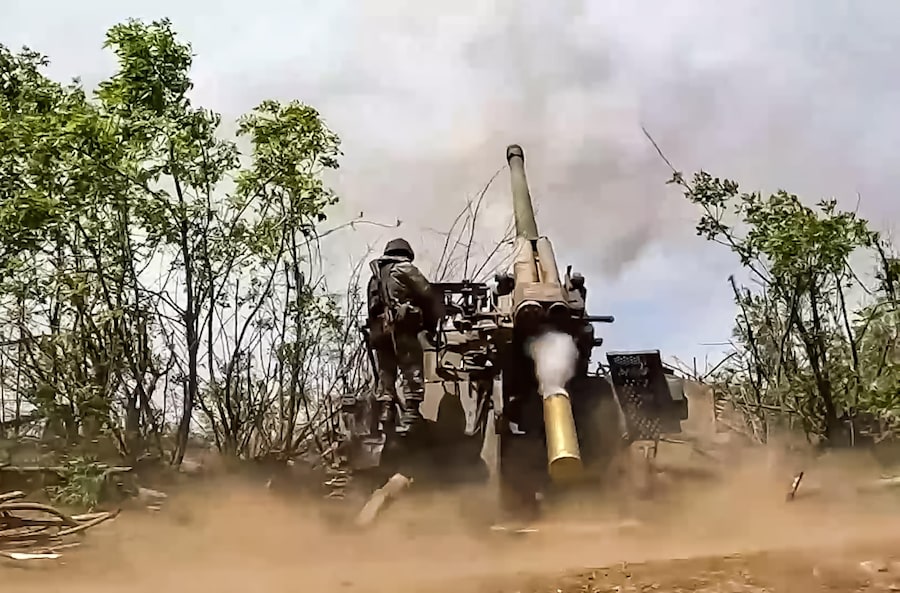 Un fotogramma tratto da un video diffuso dall’ufficio stampa del Ministero della Difesa russo il 7 agosto 2026 mostra un cannone semovente russo “Giatsint-S” mentre spara in una località non specificata dell’Ucraina. EPA/UFFICIO STAMPA DEL MINISTERO DELLA DIFESA RUSSO (EPA)