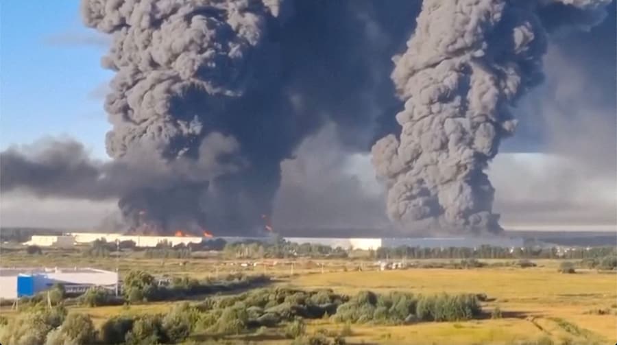 Il fumo si alza da un magazzino, in seguito agli attacchi mortali con droni ucraini, secondo quanto riferito dai governatori regionali, a Elektrostal, nella regione di Mosca, in Russia, il 18 luglio 2026, in questa immagine tratta da un video pubblicato sui social media. Social media/via REUTERS/Foto d'archivio (Social Media via REUTERS)