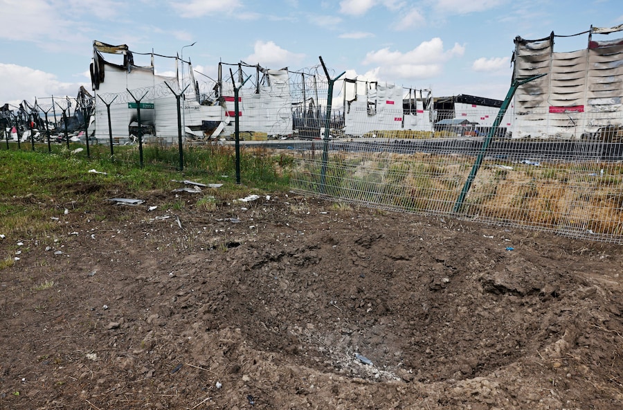 Un cratere nei pressi delle rovine del magazzino Wildberries, distrutto da un incendio in seguito a un recente attacco con droni ucraini nel corso del conflitto tra Russia e Ucraina, nella città di Elektrostal, nella regione di Mosca, in Russia. REUTERS/Stringer/Foto d'archivio (REUTERS)