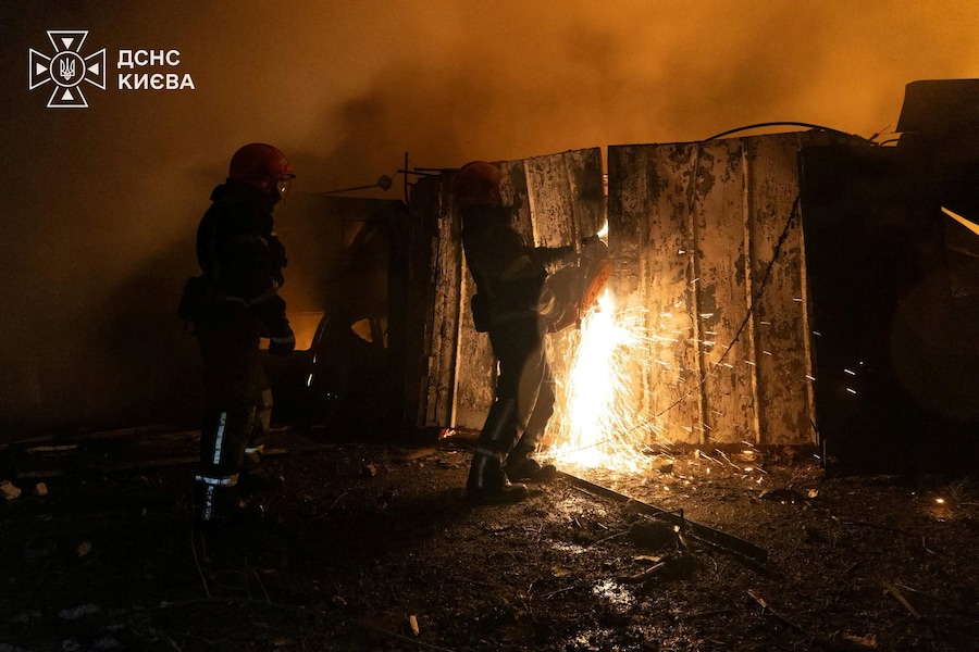 I vigili del fuoco intervengono in un complesso di officine automobilistiche danneggiate durante gli attacchi missilistici russi avvenuti nella notte, nel contesto dell'offensiva russa contro l'Ucraina, a Kiev, Ucraina, l'8 agosto 2026. Ufficio stampa del Servizio statale di emergenza dell'Ucraina/Foto fornita tramite REUTERS (via REUTERS)