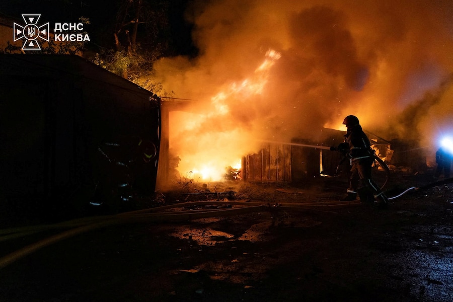 I vigili del fuoco intervengono in un complesso di officine automobilistiche danneggiate durante gli attacchi missilistici russi avvenuti nella notte, nel contesto dell'offensiva russa contro l'Ucraina, a Kiev, Ucraina, l'8 agosto 2026. Ufficio stampa del Servizio statale di emergenza dell'Ucraina/Foto fornita tramite REUTERS (via REUTERS)