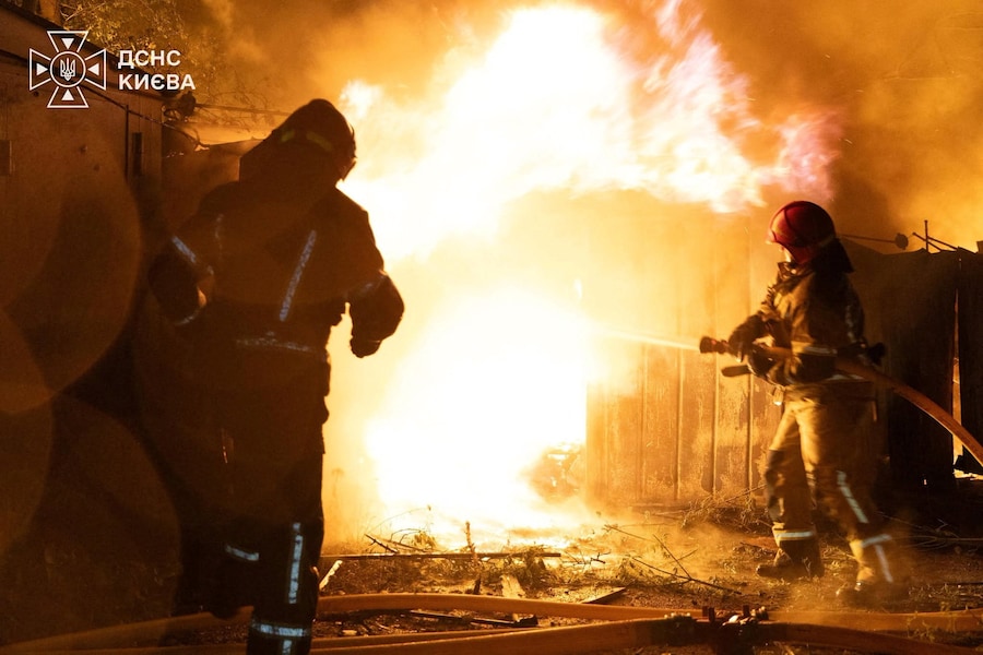 I vigili del fuoco intervengono in un complesso di officine automobilistiche danneggiate durante gli attacchi missilistici russi della notte, nel contesto dell'offensiva russa contro l'Ucraina, a Kiev, Ucraina, l'8 agosto 2026. Ufficio stampa del Servizio statale di emergenza dell’Ucraina/Foto fornita tramite REUTERS (via REUTERS)