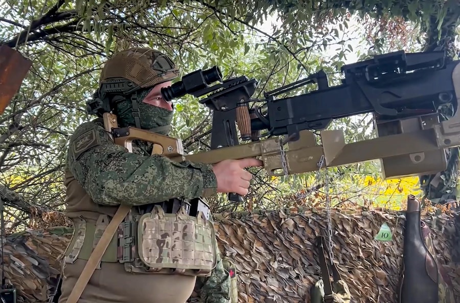 Un fotogramma tratto da un video diffuso dall’ufficio stampa del Ministero della Difesa russo il 7 agosto 2026 mostra un militare russo che intercetta dei droni ucraini con una mitragliatrice in una località non specificata dell’Ucraina. EPA/UFFICIO STAMPA DEL MINISTERO DELLA DIFESA RUSSO (EPA)